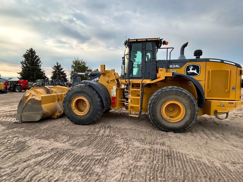 John Deere 824L