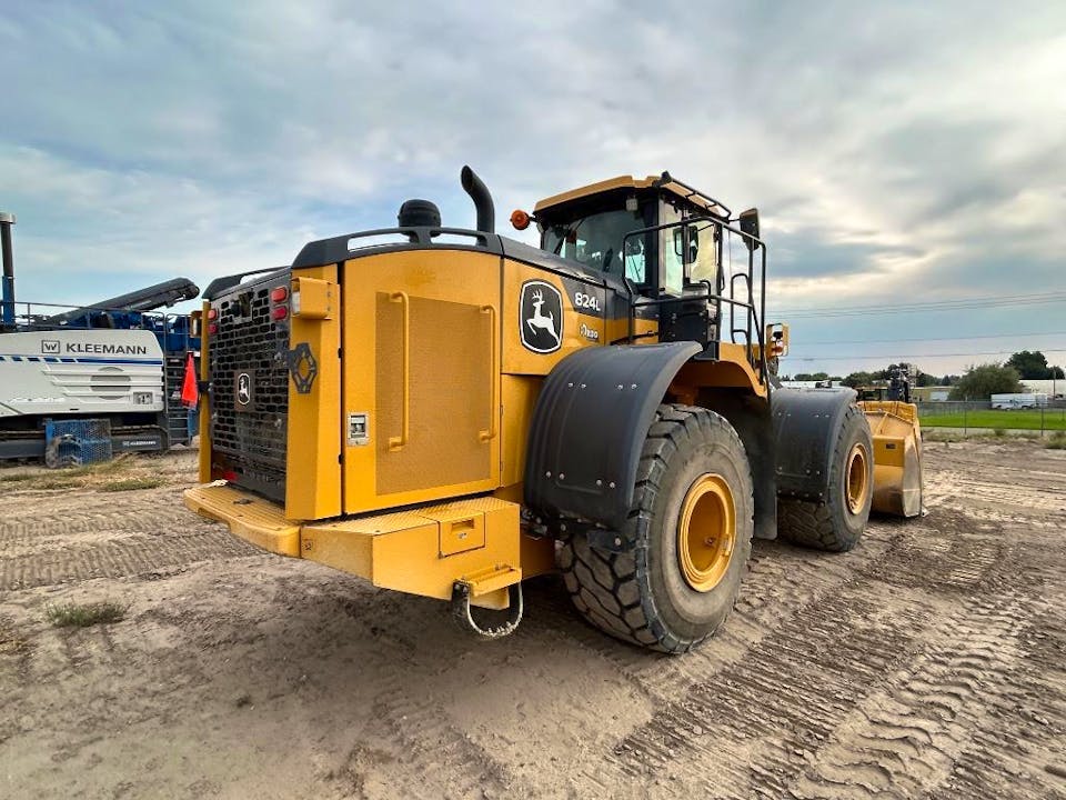 John Deere 824L