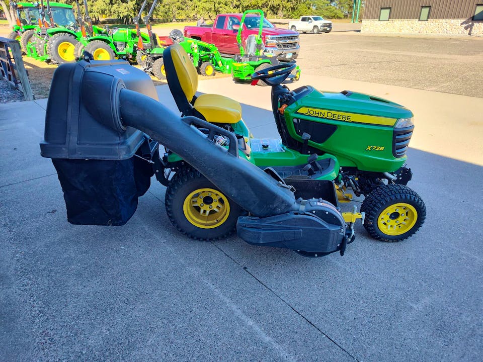 John Deere X738