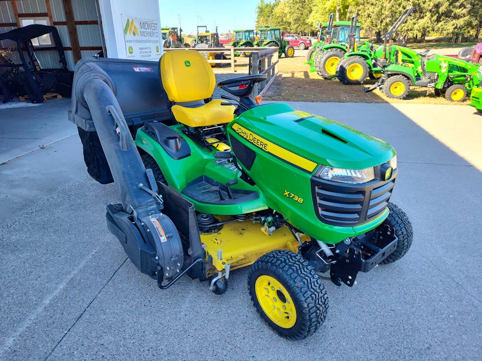 John Deere X738