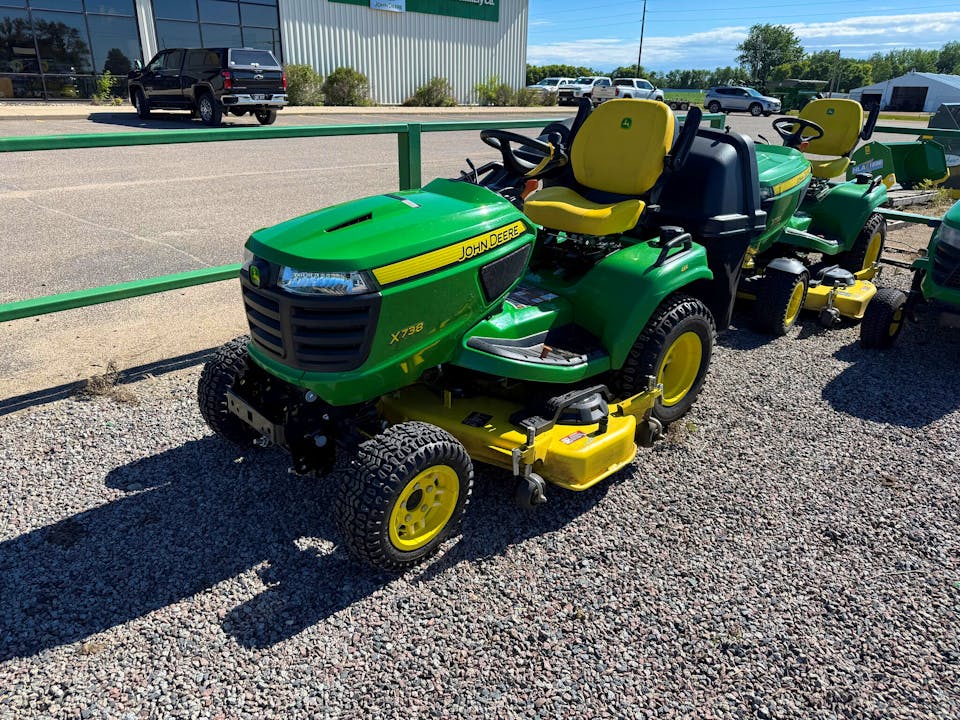 John Deere X738