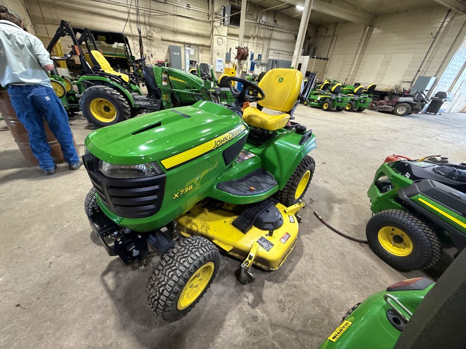 John Deere X738