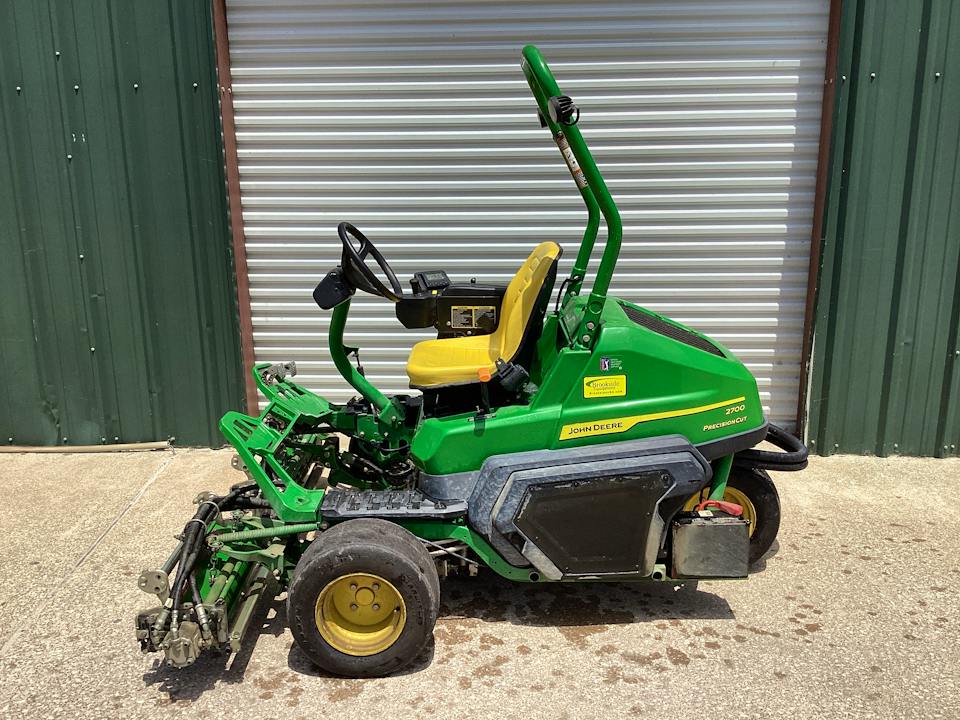 John Deere 2700
