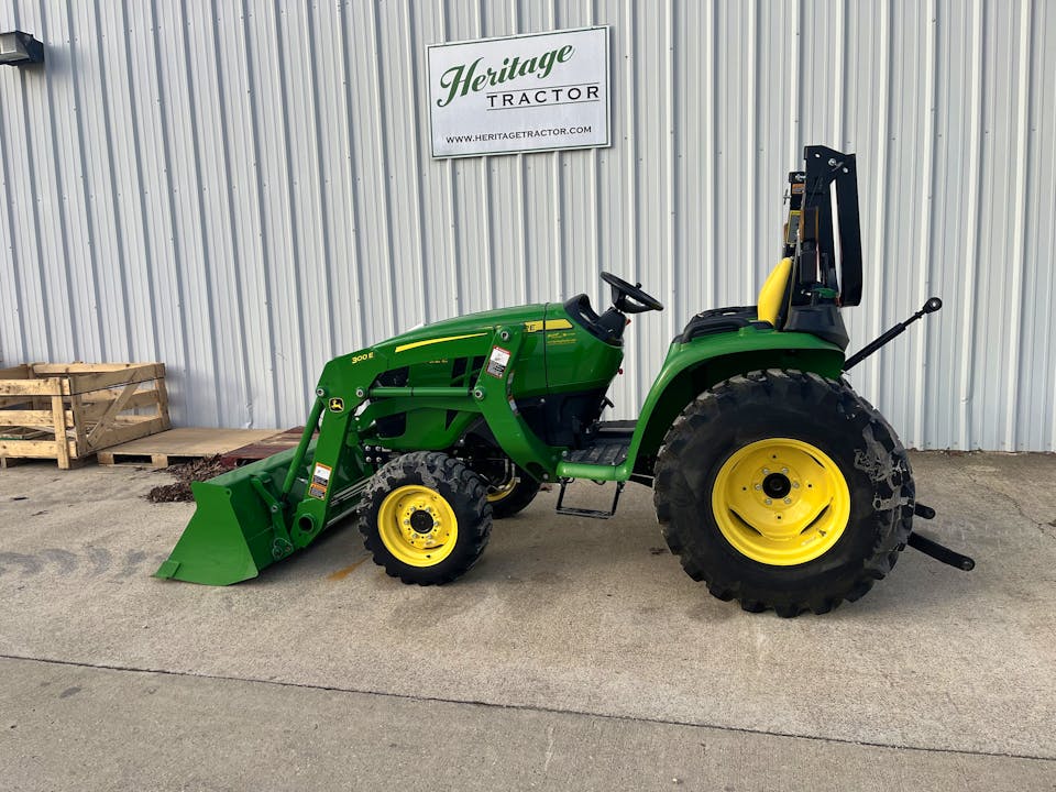 John Deere 3032E