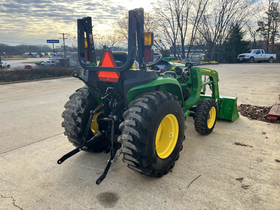 John Deere 3032E