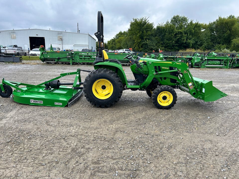 John Deere 3032E