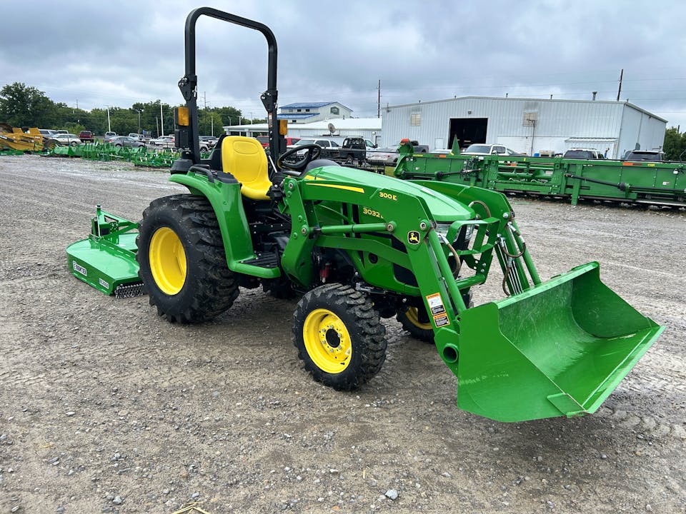 John Deere 3032E