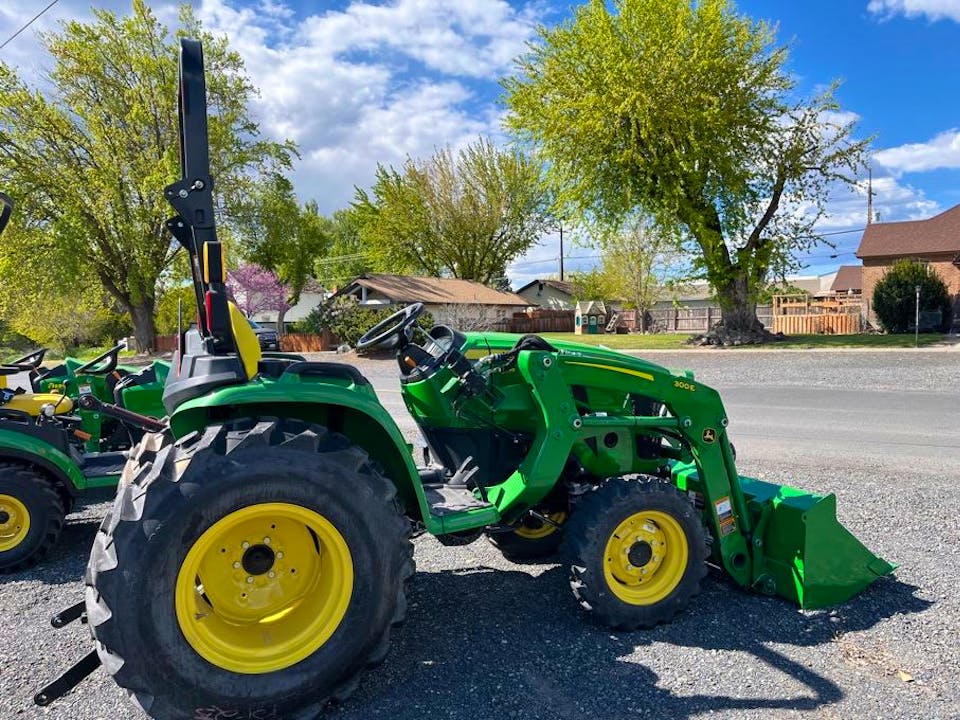 John Deere 3032E