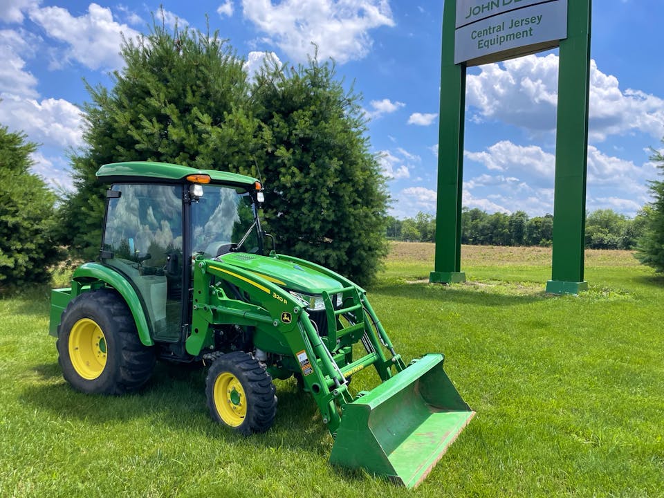 John Deere 3046R