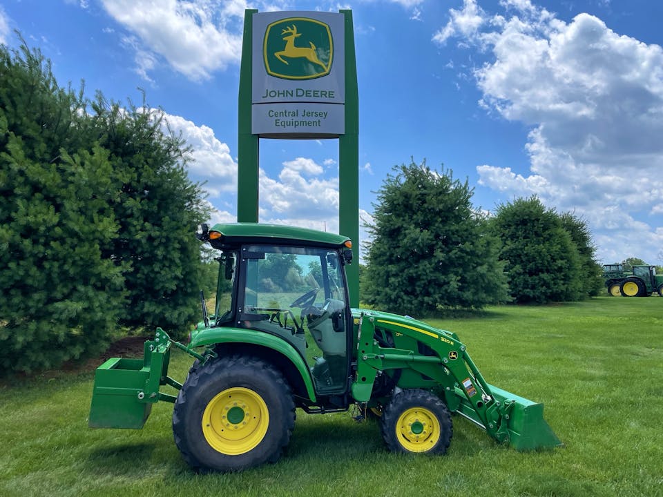 John Deere 3046R