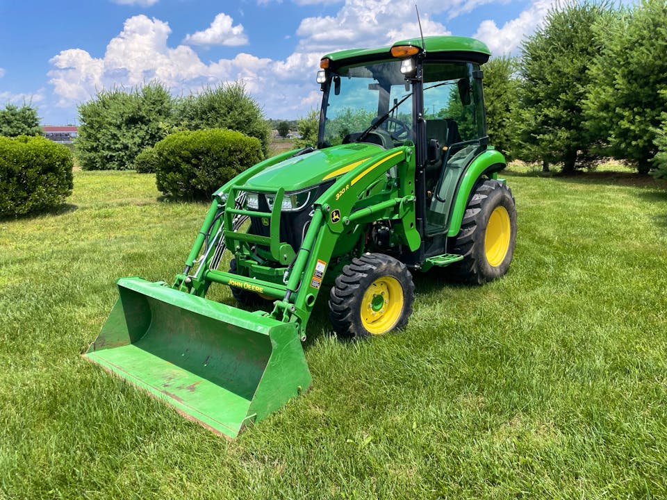 John Deere 3046R