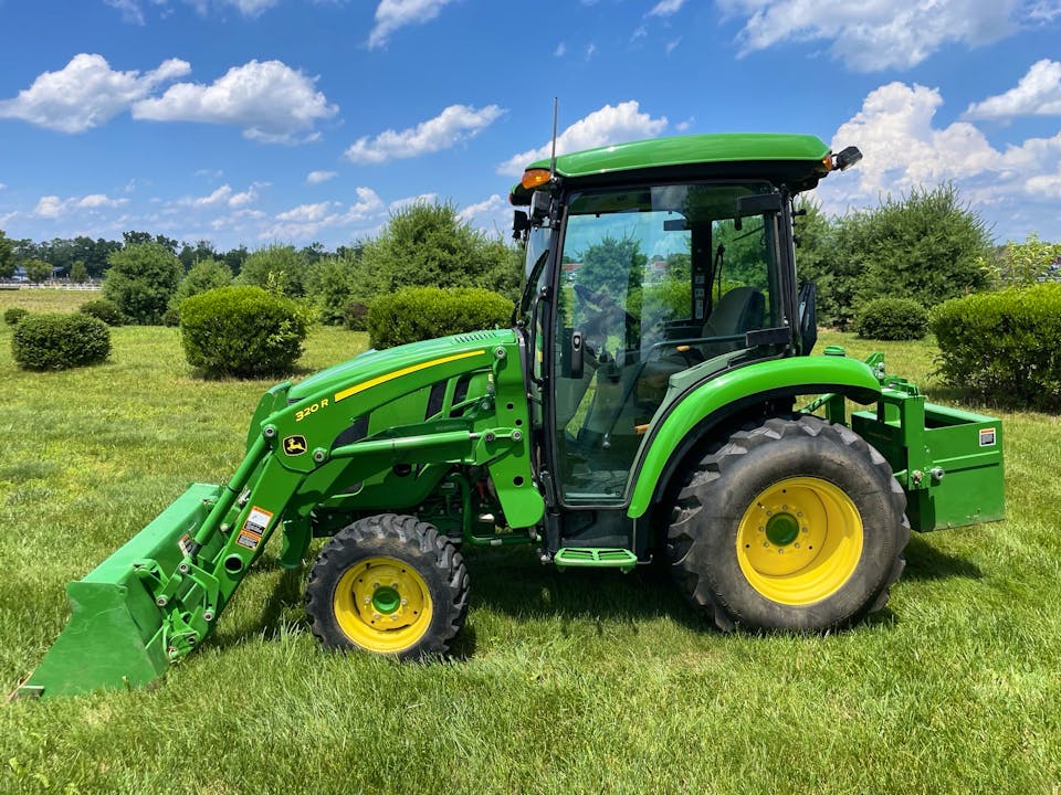 John Deere 3046R