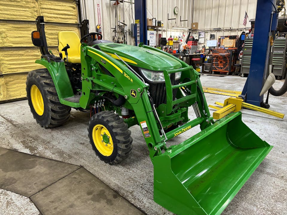 John Deere 3046R