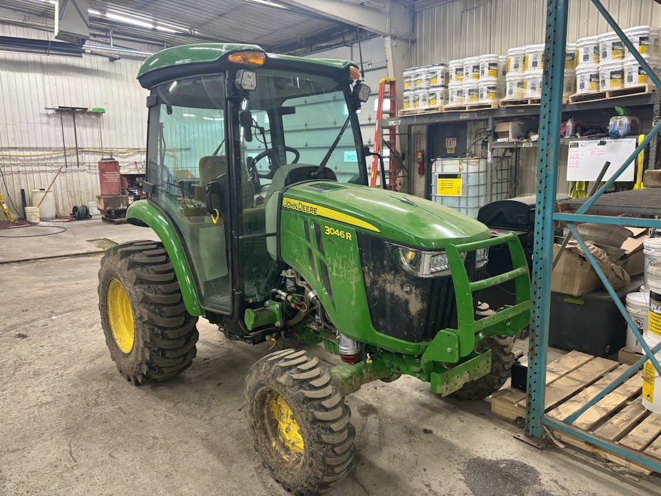 John Deere 3046R