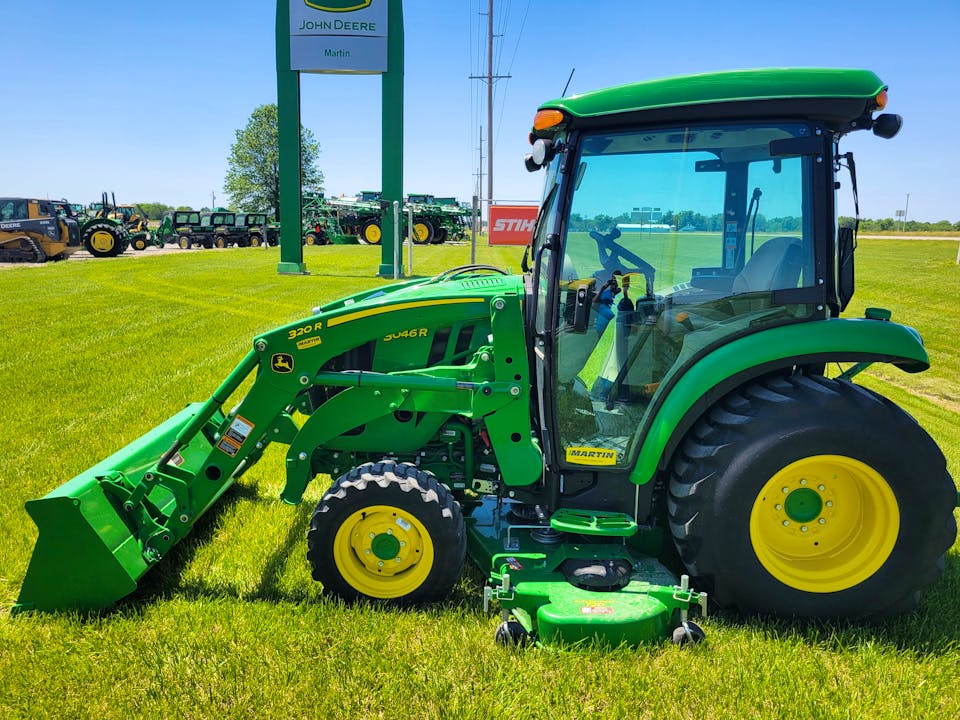 John Deere 3046R