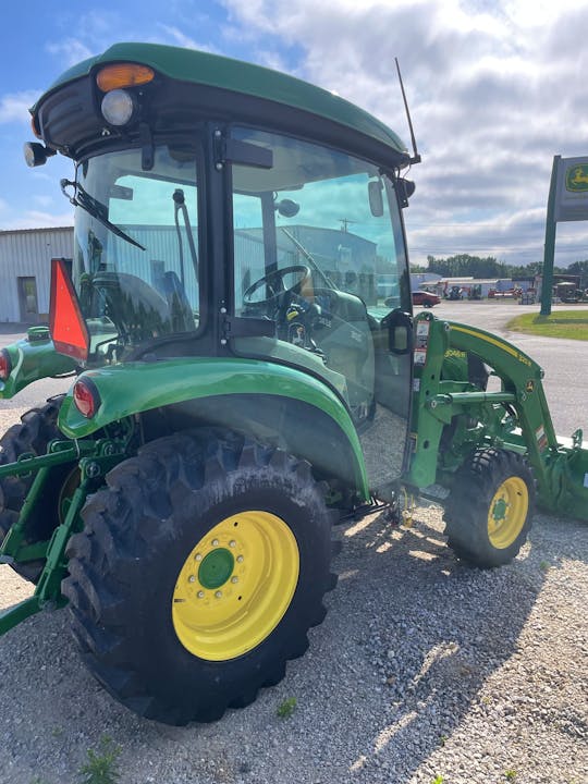 John Deere 3046R