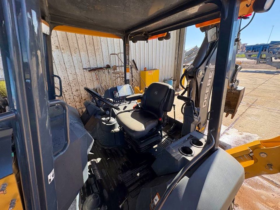 John Deere 320P