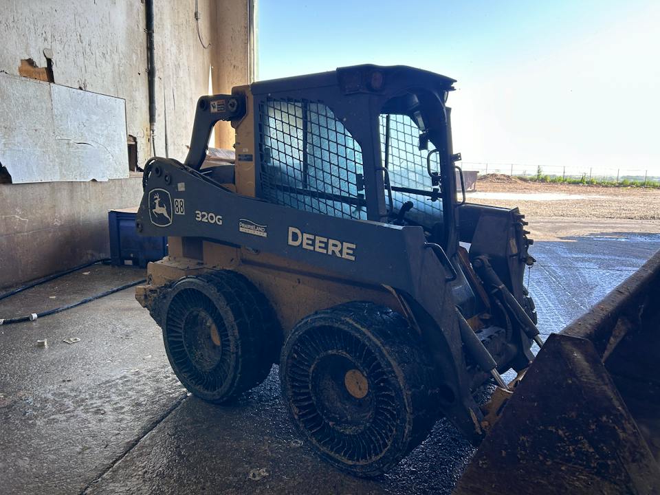 John Deere 320G