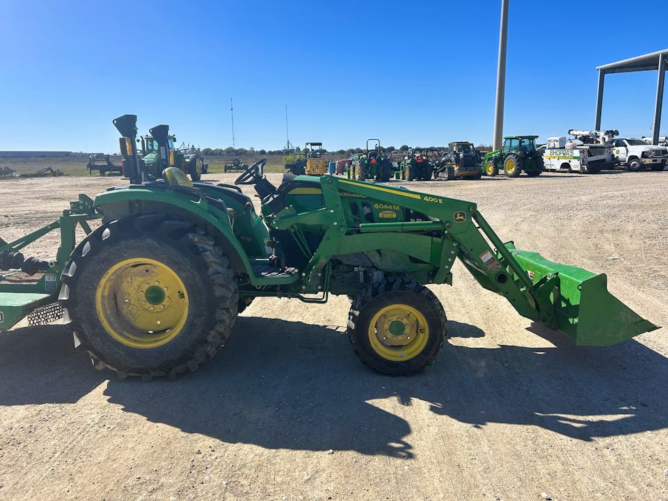 John Deere 4044M