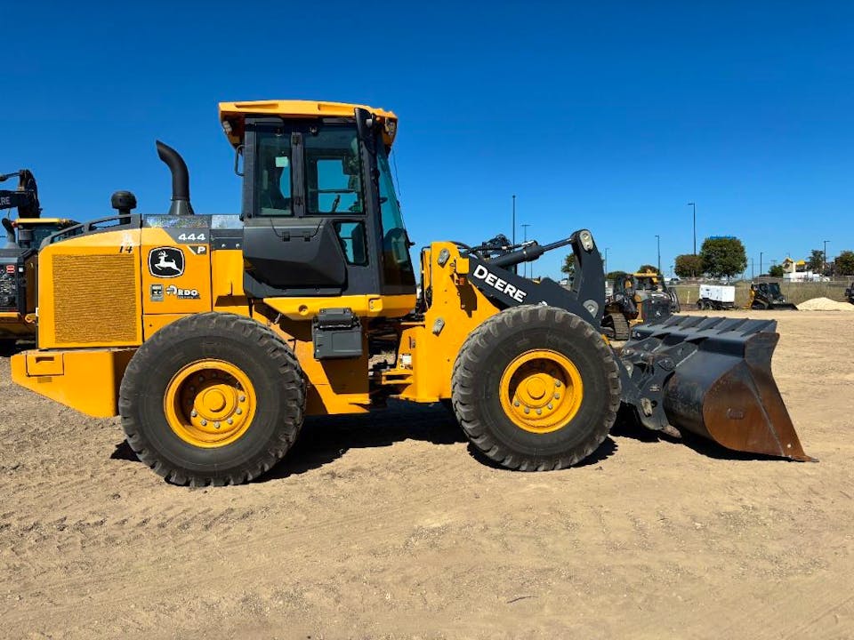 John Deere 444P