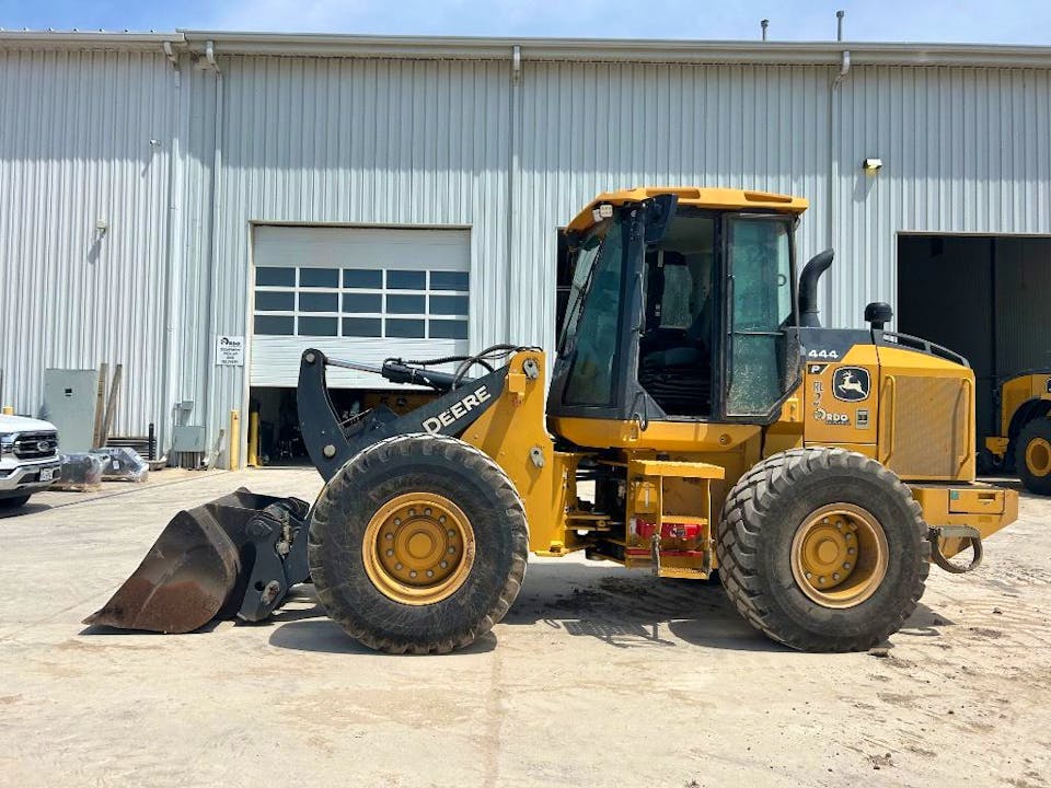 John Deere 444P