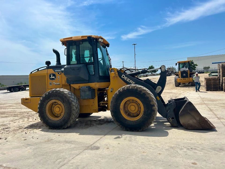 John Deere 444P
