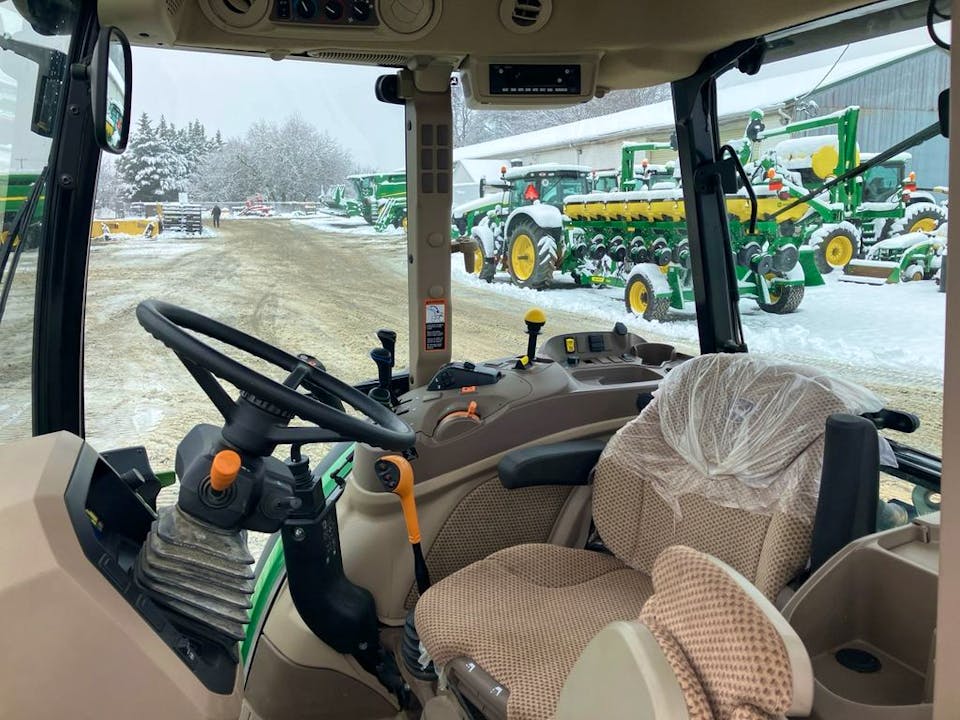 John Deere 5105M