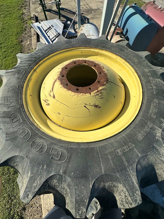 John Deere 520/85/R42 DUALS