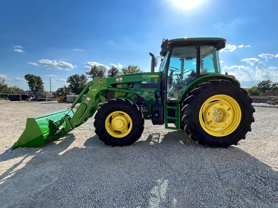 John Deere 6135E
