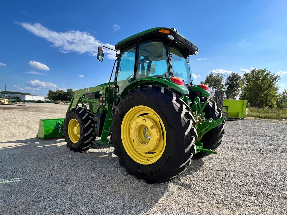 John Deere 6135E