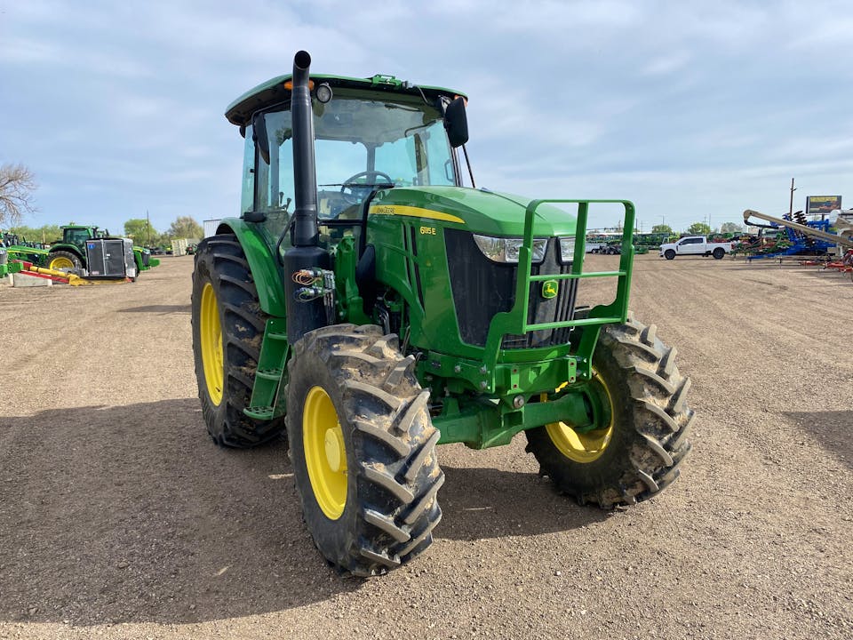 John Deere 6135E