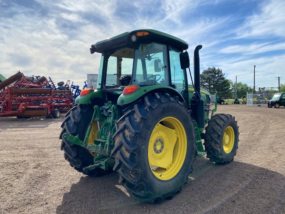 John Deere 6135E