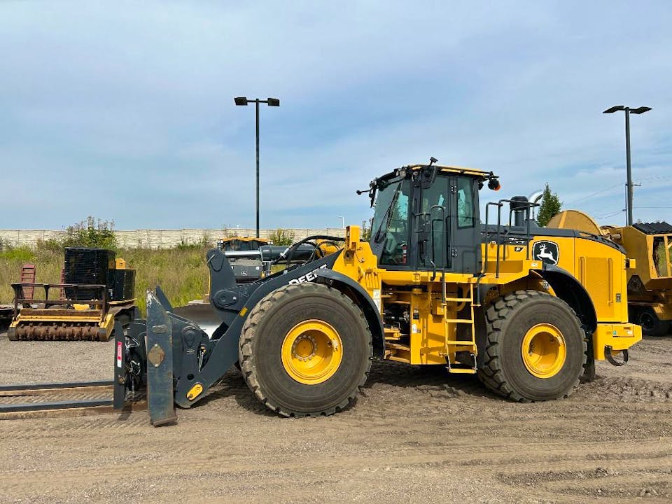 John Deere 744P