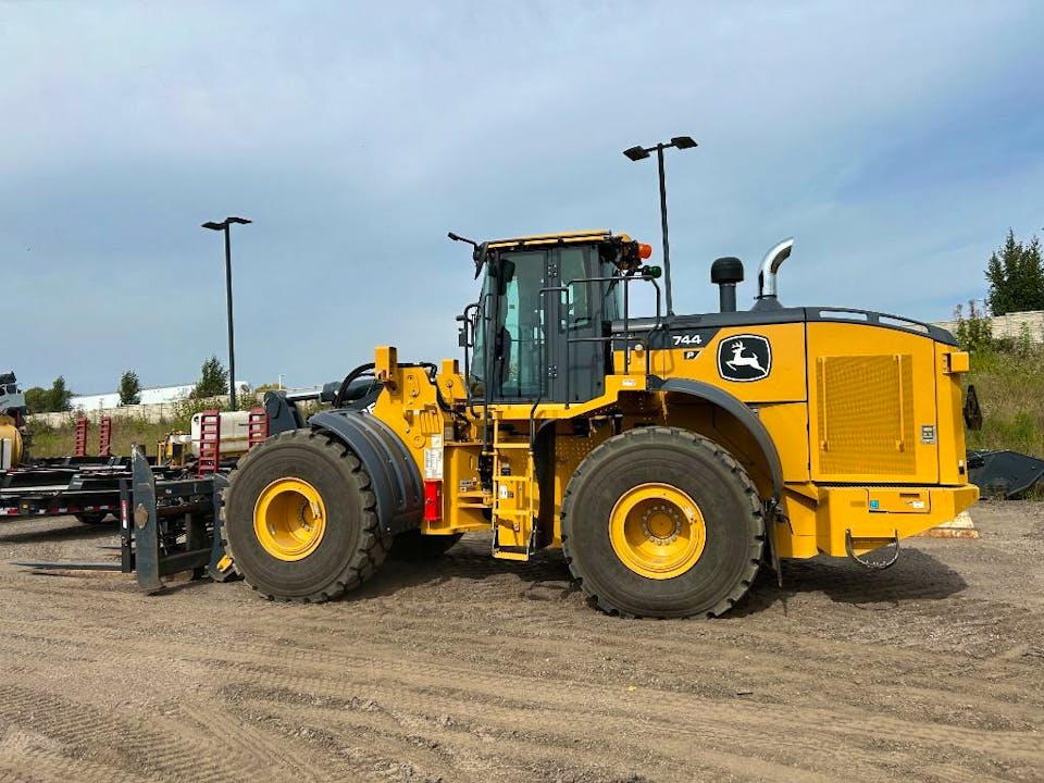 John Deere 744P