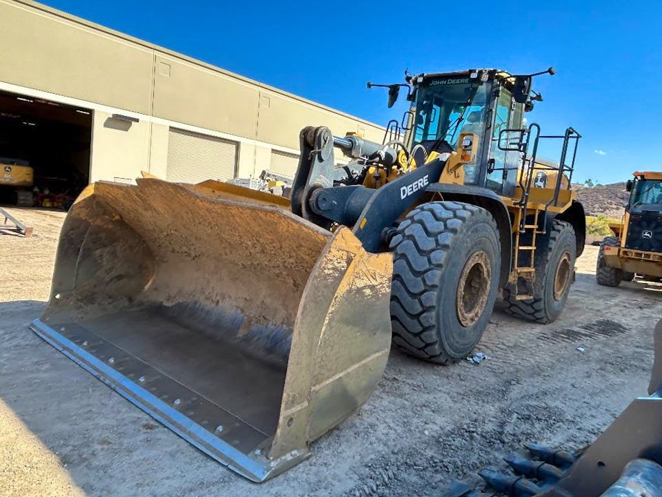 2023-john-deere-744p-481739