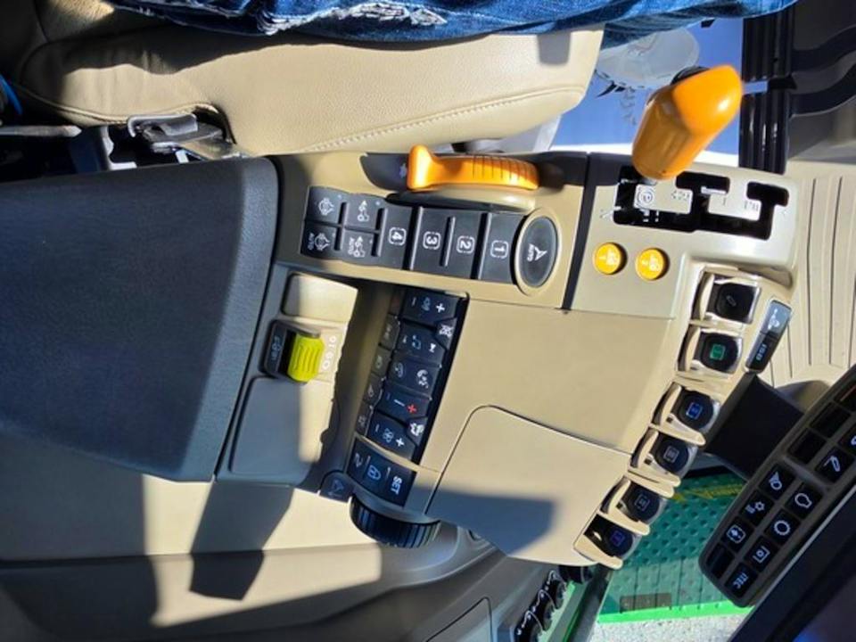 John Deere 8R 230