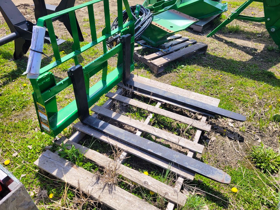 John Deere AP12F Pallet Forks
