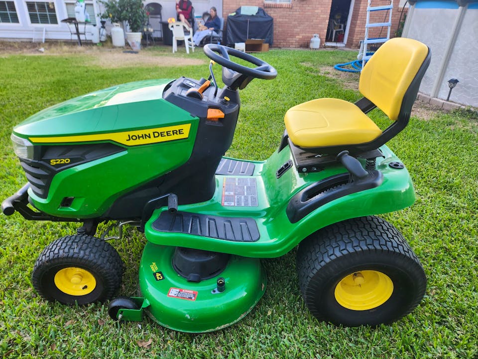 John Deere S220