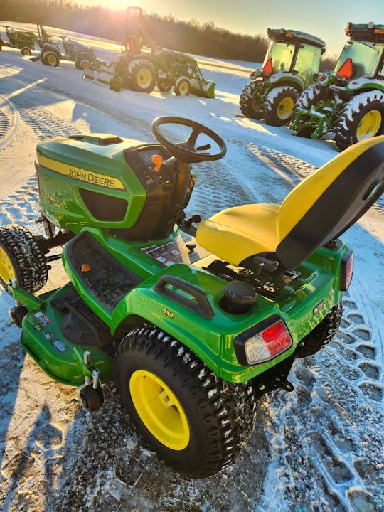 John Deere X738