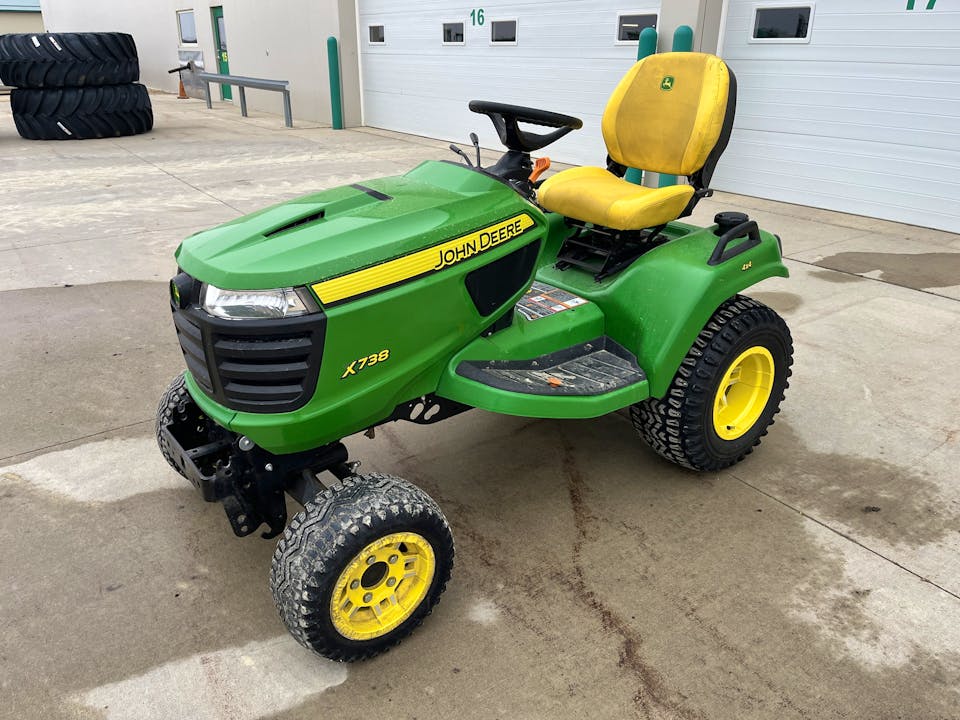 John Deere X738