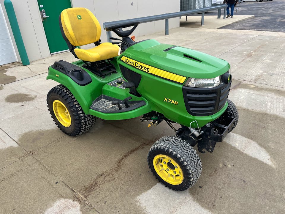 John Deere X738