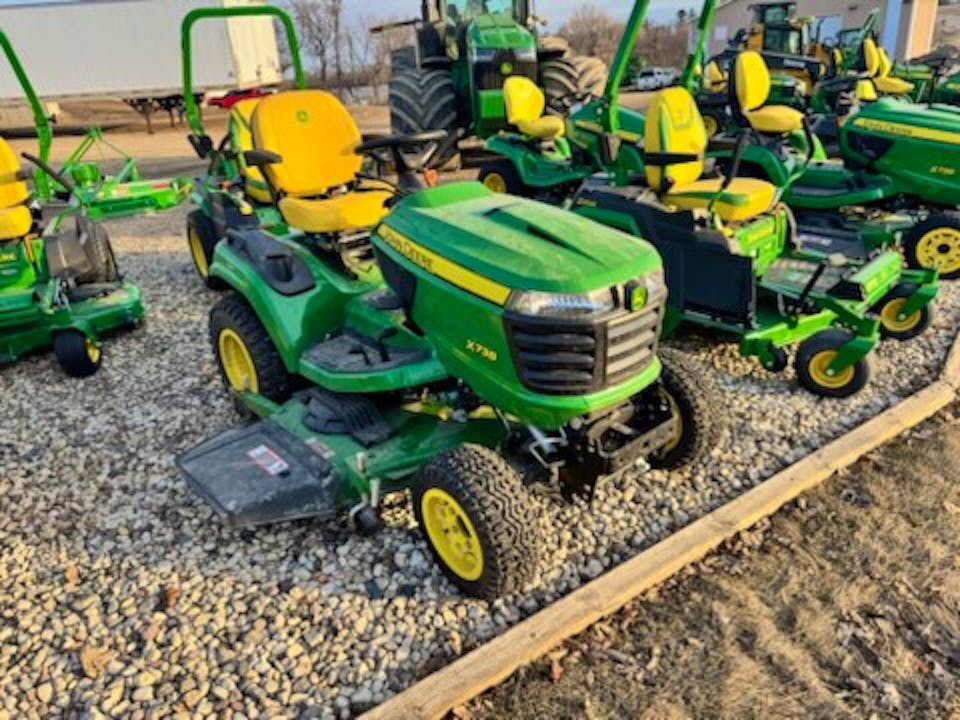 John Deere X738