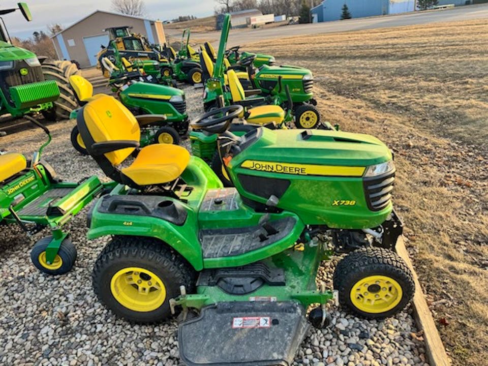 John Deere X738