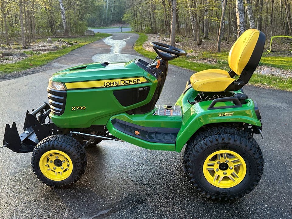 John Deere X739