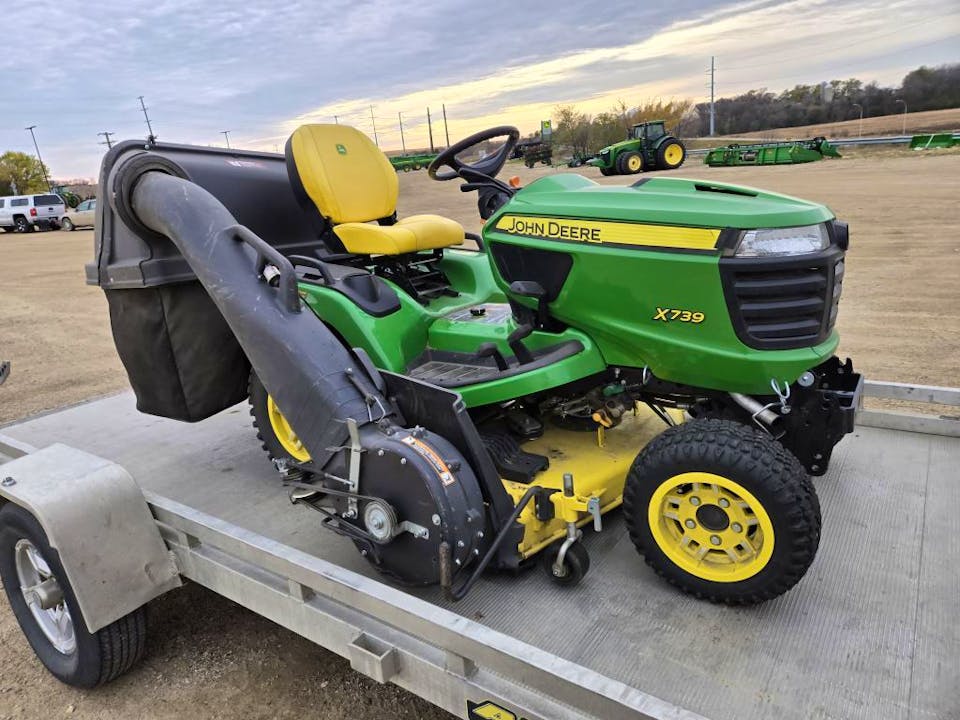 John Deere X739
