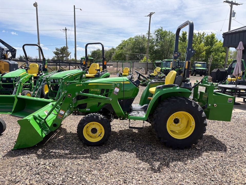 John Deere 2032R