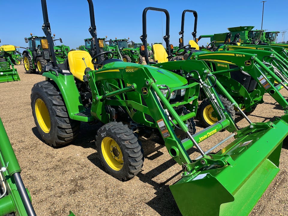 John Deere 3032E