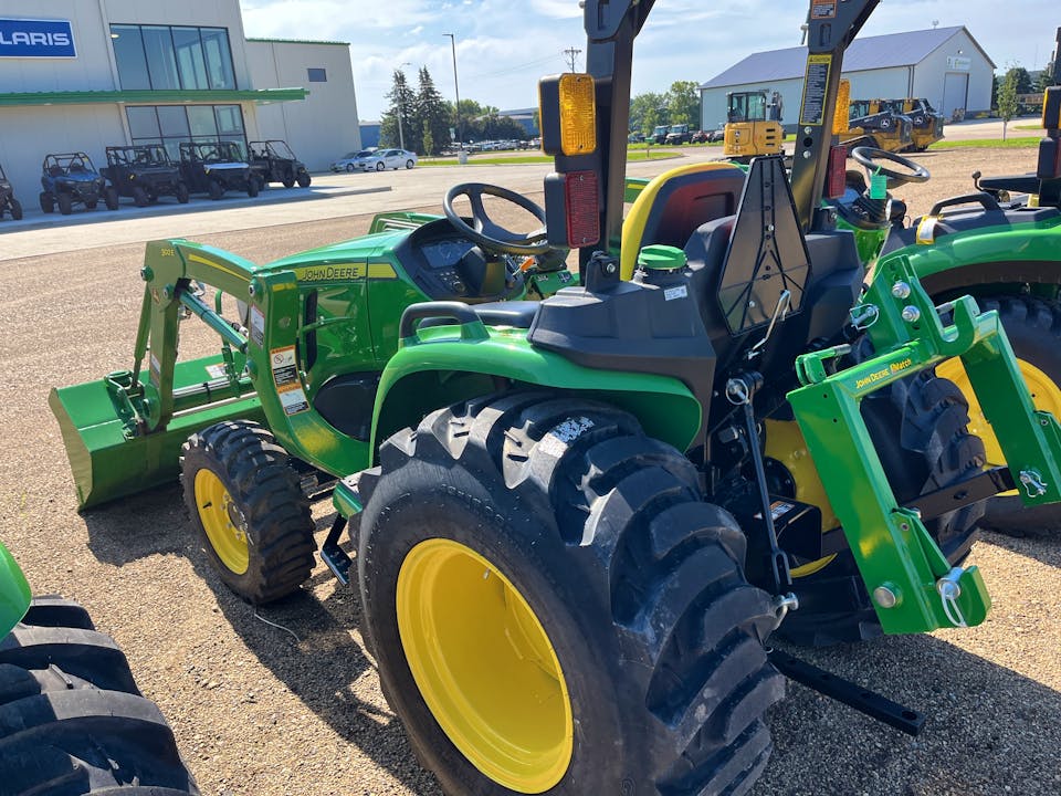 John Deere 3032E