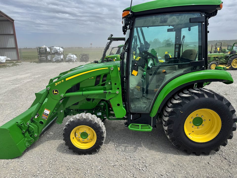 John Deere 3033R