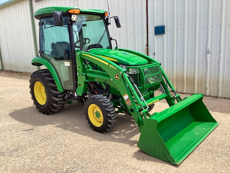 John Deere 3046R